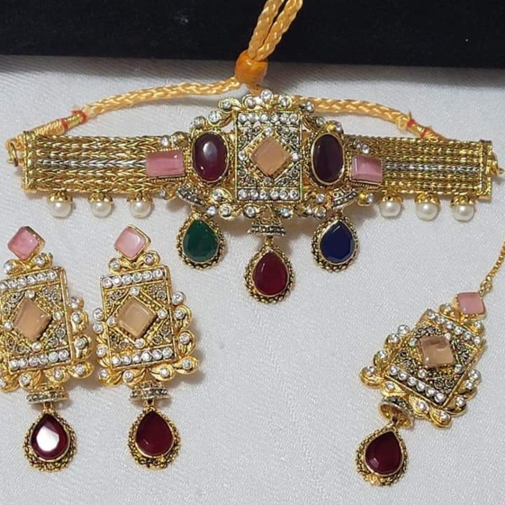 Choker with earrings and tikka
